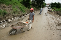 Miércoles 25 de agosto. Habitantes de la colonia Infonavit El Paraíso continúan afectados por las lluvias de la semana pasada las cuales destruyeron el pavimento y dejaron cuarteadoras en varios edificios de esta zona habitacional.