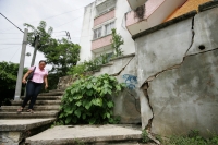 Miércoles 25 de agosto. Habitantes de la colonia Infonavit El Paraíso continúan afectados por las lluvias de la semana pasada las cuales destruyeron el pavimento y dejaron cuarteadoras en varios edificios de esta zona habitacional.