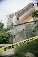 Miércoles 25 de agosto. Habitantes de la colonia Infonavit El Paraíso continúan afectados por las lluvias de la semana pasada las cuales destruyeron el pavimento y dejaron cuarteadoras en varios edificios de esta zona habitacional.