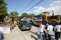 Miércoles  9 de noviembre del 2016. Tuxtla Gutiérrez. Constructores independientes de Chiapas exigen la asignación de obras este medio día bloqueando el bulevar en la entrada del INIFECH