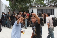 Domingo 12 de junio. Agentes de la PFP logran rescatar a 213 migrantes centro y sudamericanos que viajaban en la parte posterior de un tracto camión el cual fue asegurado en el kilometro 134 de la carretera Ocoscuautla-Las Choapas esta madrugada. Los migr Domingo 12 de junio. Agentes de la PFP logran rescatar a 213 migrantes centro y sudamericanos que viajaban en la parte posterior de un tracto camión el cual fue asegurado en el kilometro 134 de la carretera Ocoscuautla-Las Choapas esta madrugada. Los migr
