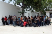 Domingo 12 de junio. Agentes de la PFP logran rescatar a 213 migrantes centro y sudamericanos que viajaban en la parte posterior de un tracto camión el cual fue asegurado en el kilometro 134 de la carretera Ocoscuautla-Las Choapas esta madrugada. Los migr