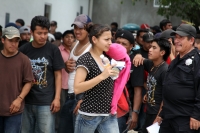 Domingo 12 de junio. Agentes de la PFP logran rescatar a 213 migrantes centro y sudamericanos que viajaban en la parte posterior de un tracto camión el cual fue asegurado en el kilometro 134 de la carretera Ocoscuautla-Las Choapas esta madrugada. Los migr