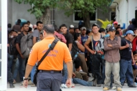 Domingo 12 de junio. Agentes de la PFP logran rescatar a 213 migrantes centro y sudamericanos que viajaban en la parte posterior de un tracto camión el cual fue asegurado en el kilometro 134 de la carretera Ocoscuautla-Las Choapas esta madrugada. Los migr Domingo 12 de junio. Agentes de la PFP logran rescatar a 213 migrantes centro y sudamericanos que viajaban en la parte posterior de un tracto camión el cual fue asegurado en el kilometro 134 de la carretera Ocoscuautla-Las Choapas esta madrugada. Los migr