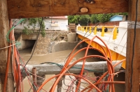Jueves 9 de agosto del 2012. Tuxtla Gutiérrez, Chiapas. Instalaciones electricas en plazas, parques y avenidas de la ciudad ponen en riesgo a la población por el descuido con las que estan hechas, riesgo que se incrementa durante esta temporada de lluvias