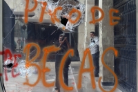 Miércoles 3 de octubre del 2018. Tuxtla Gutiérrez. Los reflejos de las vidrieras del congreso chiapaneco después de la visita de las brigadas de maestros que se les adeuda el salario de varios años en Chiapas