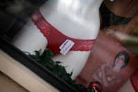 Lunes 27 de diciembre. La venta de prendas intimas color rojo es promovida por los comerciantes para este fin de año cuando las tradiciones indican que se le debe de regalar esta prenda a los seres queridos como símbolo de la buena ventura.