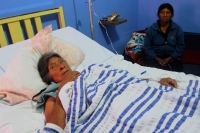 Domingo 25 de agosto del 2013. San Cristóbal de las Casas. Algunos de los miembros de las familias evangélicas intoxicadas por comer carne de cerdo en chiles rellenos en la zona norte de esta ciudad permanecen hospitalizadas y en observación en un hospita