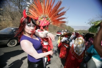 Domingo 30 de enero. La artista conceptual Iris México, desarrolla su trabajo perfomancero durante la procesión de la bajada de las Vírgenes de Copoya durante el recorrido que los indígenas zoques realizan entre las ciudades de Tuxtla Gutiérrez y Copoya.