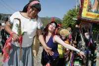 Domingo 30 de enero. La artista conceptual Iris México, desarrolla su trabajo perfomancero durante la procesión de la bajada de las Vírgenes de Copoya durante el recorrido que los indígenas zoques realizan entre las ciudades de Tuxtla Gutiérrez y Copoya.