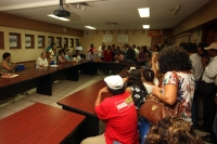 Jueves 2 de agosto del 2012. Tuxtla Gutiérrez, Chiapas. Trabajadores pensionados del ISSTECH toman las instalaciones de esta dependecia estatal y exigen que se esclaresca donde se encuentran los fondos económmicos que pertenecen a los trabajadores del est