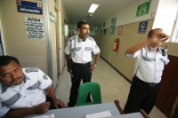 Elementos de vigilancia del Hospital del ISSSTE en Tuxtla tratan de evitar que la paciente Mercedes Carrasco sea entrevistada por los medios de comunicación después de las agresiones sufridas en el municipio de Tonalá