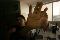 Elementos de vigilancia del Hospital del ISSSTE en Tuxtla tratan de evitar que la paciente Mercedes Carrasco sea entrevistada por los medios de comunicación después de las agresiones sufridas en el municipio de Tonalá Elementos de vigilancia del Hospital del ISSSTE en Tuxtla tratan de evitar que la paciente Mercedes Carrasco sea entrevistada por los medios de comunicación después de las agresiones sufridas en el municipio de Tonalá