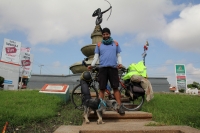 Jueves 6 de octubre del 2016. Tuxtla Gutiérrez. Alan Rodante acompañado de Tequis (TX), el perro rescatado en Tequequistengo, recorren en bicicleta la República Méxicana desde hace varios meses y están ahora en las carreteras chiapanecas entre Tuxtla Guti
