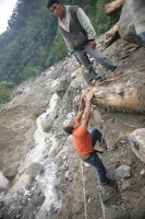 Viernes 3 de diciembre. El deslave de un cerro afecta el puente Ixhuatan afecta a las comunidades de la región obligando a los pobladores a transportarse por veredas y caminos de extravío en las montañas en la Zona Norte del estado de Chiapas.  Este tramo