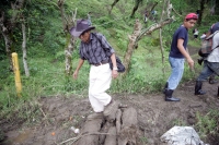 Viernes 3 de diciembre. (especial 40 fotos) El deslave de un cerro afecta el puente Ixhuatan afecta a las comunidades de la región obligando a los pobladores a transportarse por veredas y caminos de extravío en las montañas en la Zona Norte del estado de 