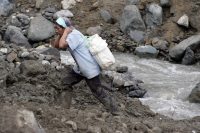 Viernes 3 de diciembre. (especial 40 fotos) El deslave de un cerro afecta el puente Ixhuatan afecta a las comunidades de la región obligando a los pobladores a transportarse por veredas y caminos de extravío en las montañas en la Zona Norte del estado de 