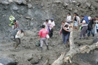 Viernes 3 de diciembre. (especial 40 fotos) El deslave de un cerro afecta el puente Ixhuatan afecta a las comunidades de la región obligando a los pobladores a transportarse por veredas y caminos de extravío en las montañas en la Zona Norte del estado de 
