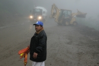 Viernes 3 de diciembre. (especial 40 fotos) El deslave de un cerro afecta el puente Ixhuatan afecta a las comunidades de la región obligando a los pobladores a transportarse por veredas y caminos de extravío en las montañas en la Zona Norte del estado de 