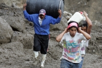 Viernes 3 de diciembre. (especial 40 fotos) El deslave de un cerro afecta el puente Ixhuatan afecta a las comunidades de la región obligando a los pobladores a transportarse por veredas y caminos de extravío en las montañas en la Zona Norte del estado de 