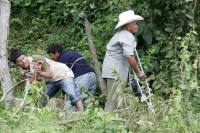 Viernes 3 de diciembre. (especial 40 fotos) El deslave de un cerro afecta el puente Ixhuatan afecta a las comunidades de la región obligando a los pobladores a transportarse por veredas y caminos de extravío en las montañas en la Zona Norte del estado de 