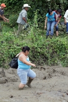 Viernes 3 de diciembre. (especial 40 fotos) El deslave de un cerro afecta el puente Ixhuatan afecta a las comunidades de la región obligando a los pobladores a transportarse por veredas y caminos de extravío en las montañas en la Zona Norte del estado de 