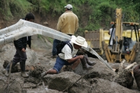 Viernes 3 de diciembre. (especial 40 fotos) El deslave de un cerro afecta el puente Ixhuatan afecta a las comunidades de la región obligando a los pobladores a transportarse por veredas y caminos de extravío en las montañas en la Zona Norte del estado de 