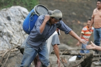Viernes 3 de diciembre. (especial 40 fotos) El deslave de un cerro afecta el puente Ixhuatan afecta a las comunidades de la región obligando a los pobladores a transportarse por veredas y caminos de extravío en las montañas en la Zona Norte del estado de 