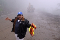 Viernes 3 de diciembre. (especial 40 fotos) El deslave de un cerro afecta el puente Ixhuatan afecta a las comunidades de la región obligando a los pobladores a transportarse por veredas y caminos de extravío en las montañas en la Zona Norte del estado de 