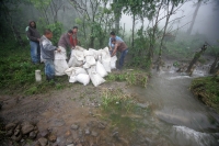 Viernes 3 de diciembre. (especial 40 fotos) El deslave de un cerro afecta el puente Ixhuatan afecta a las comunidades de la región obligando a los pobladores a transportarse por veredas y caminos de extravío en las montañas en la Zona Norte del estado de 