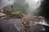 Viernes 3 de diciembre. (especial 40 fotos) El deslave de un cerro afecta el puente Ixhuatan afecta a las comunidades de la región obligando a los pobladores a transportarse por veredas y caminos de extravío en las montañas en la Zona Norte del estado de 