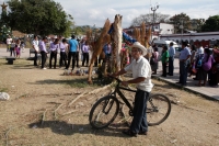 Martes 29 de diciembre del 2015. Chiapa de Corzo. Un grupo musical de la comunidad Ixtapa canta y baila alrededor de un árbol en un costado de la Plaza de Armas en el cual los curiosos afirman ver la imagen de una Virgen, la cual es adorada cada mañana po