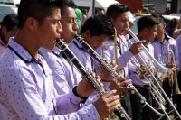 Martes 29 de diciembre del 2015. Chiapa de Corzo. Un grupo musical de la comunidad Ixtapa canta y baila alrededor de un árbol en un costado de la Plaza de Armas en el cual los curiosos afirman ver la imagen de una Virgen, la cual es adorada cada mañana po