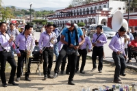 Martes 29 de diciembre del 2015. Chiapa de Corzo. Un grupo musical de la comunidad Ixtapa canta y baila alrededor de un árbol en un costado de la Plaza de Armas en el cual los curiosos afirman ver la imagen de una Virgen, la cual es adorada cada mañana po