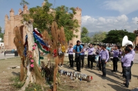 Martes 29 de diciembre del 2015. Chiapa de Corzo. Un grupo musical de la comunidad Ixtapa canta y baila alrededor de un árbol en un costado de la Plaza de Armas en el cual los curiosos afirman ver la imagen de una Virgen, la cual es adorada cada mañana po