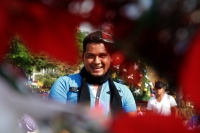 Martes 29 de diciembre del 2015. Chiapa de Corzo. Un grupo musical de la comunidad Ixtapa canta y baila alrededor de un árbol en un costado de la Plaza de Armas en el cual los curiosos afirman ver la imagen de una Virgen, la cual es adorada cada mañana po