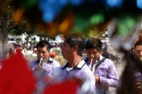 Martes 29 de diciembre del 2015. Chiapa de Corzo. Un grupo musical de la comunidad Ixtapa canta y baila alrededor de un árbol en un costado de la Plaza de Armas en el cual los curiosos afirman ver la imagen de una Virgen, la cual es adorada cada mañana po