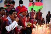 Lunes 13 de agosto del 2018. Ixtapa, Chiapas. Los indí­genas tsotsiles de Zinacantan recorren las montañas de la región de Los Altos para llegar a la comunidad Ixtapa llevando sobre los hombros las imágenes religiosas veneradas en sus fiestas patronale