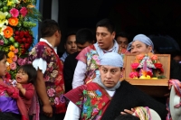 Lunes 13 de agosto del 2018. Ixtapa, Chiapas. Los indí­genas tsotsiles de Zinacantan recorren las montañas de la región de Los Altos para llegar a la comunidad Ixtapa llevando sobre los hombros las imágenes religiosas veneradas en sus fiestas patronale