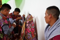 Lunes 13 de agosto del 2018. Ixtapa, Chiapas. Los indí­genas tsotsiles de Zinacantan recorren las montañas de la región de Los Altos para llegar a la comunidad Ixtapa llevando sobre los hombros las imágenes religiosas veneradas en sus fiestas patronale
