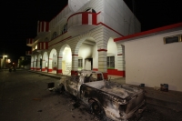 Miércoles 18 de mayo. El saldo de los disturbios de la comunidad de Ixtapa ubicada en las cercanías de la ciudad de Tuxtla Gutiérrez, arrojó al menos cuatro personas lesionadas, un vehículo incendiado, oficinas y papelería destruida en el edificio de la a