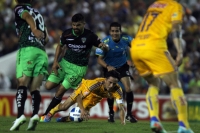 Sábado 15 de febrero del 2014. Tuxtla Gutiérrez. Jaguares de Chiapas y los Tigres durante el partido de esta noche en el estadio Zoque.