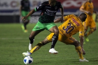 Sábado 15 de febrero del 2014. Tuxtla Gutiérrez. Jaguares de Chiapas y los Tigres durante el partido de esta noche en el estadio Zoque.