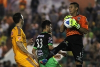 Sábado 15 de febrero del 2014. Tuxtla Gutiérrez. Jaguares de Chiapas y los Tigres durante el partido de esta noche en el estadio Zoque.