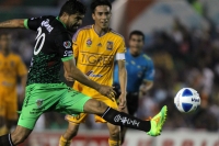 Sábado 15 de febrero del 2014. Tuxtla Gutiérrez. Jaguares de Chiapas y los Tigres durante el partido de esta noche en el estadio Zoque.