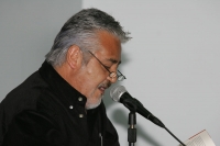 Laco Zepeda y Carlos Román durante la presentación del libro El Rey en Ácala, La Verdadera Historia de José Alfredo Jiménez de José Martínez Torres y Antonio Duran en la Universidad Autónoma de Chiapas.