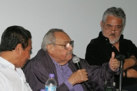 Laco Zepeda y Carlos Román durante la presentación del libro El Rey en Ácala, La Verdadera Historia de José Alfredo Jiménez de José Martínez Torres y Antonio Duran en la Universidad Autónoma de Chiapas.