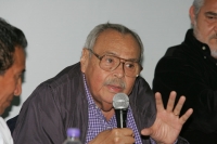Laco Zepeda y Carlos Román durante la presentación del libro El Rey en Ácala, La Verdadera Historia de José Alfredo Jiménez de José Martínez Torres y Antonio Duran en la Universidad Autónoma de Chiapas.