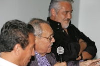 Laco Zepeda y Carlos Román durante la presentación del libro El Rey en Ácala, La Verdadera Historia de José Alfredo Jiménez de José Martínez Torres y Antonio Duran en la Universidad Autónoma de Chiapas.