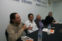 Laco Zepeda y Carlos Román durante la presentación del libro El Rey en Ácala, La Verdadera Historia de José Alfredo Jiménez de José Martínez Torres y Antonio Duran en la Universidad Autónoma de Chiapas.